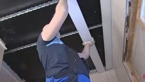  Le processus de montage du plafond du rack