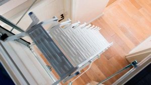  Escalier de grenier isolé avec une trappe