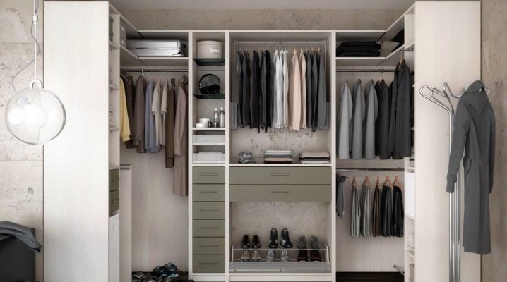  Dressing dans l'appartement