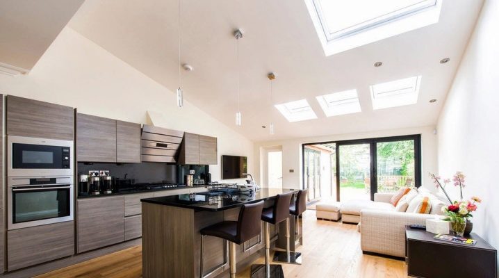  Salon combiné avec cuisine dans une maison privée