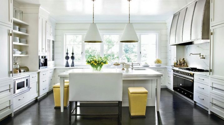  Küche mit einem dunklen Boden