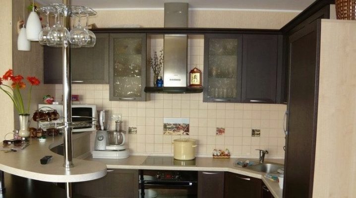  Petite cuisine avec un bar