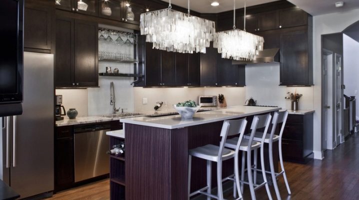 Lustre de plafond et lampes dans la cuisine