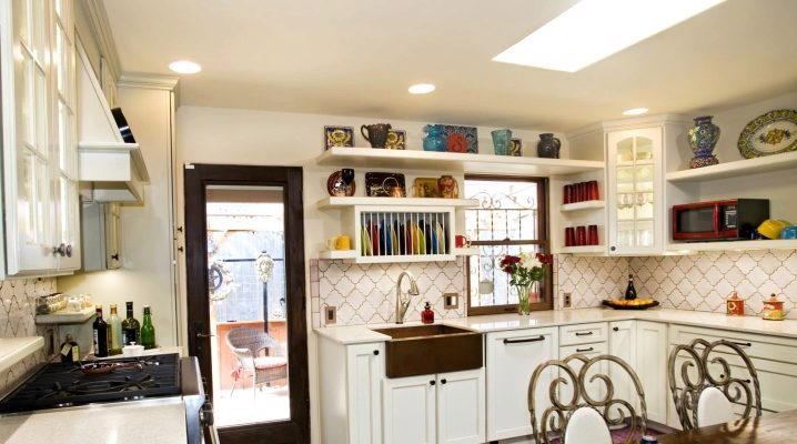  Corner shelf in the kitchen