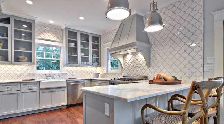  Weiße Fliesen in der Küche