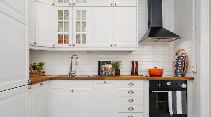  Weiße Schürze in der Küche