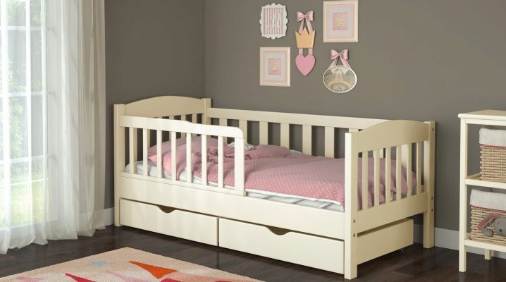  Baby bed with sides
