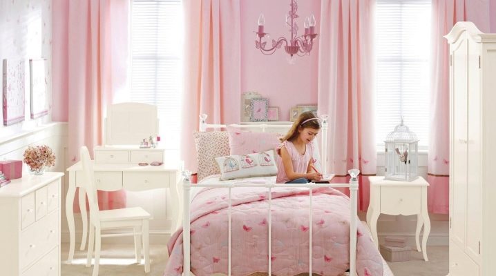  Babybettdecke auf dem Bett für das Mädchen