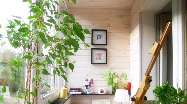  Concevoir avec des fleurs sur le balcon