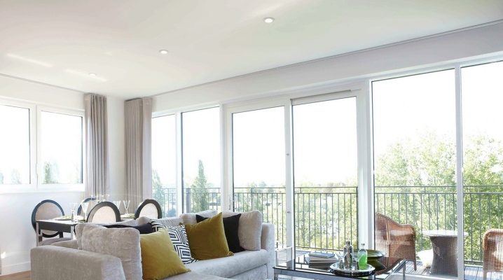 Comment choisir et organiser une porte en plastique sur le balcon