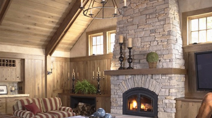 Kamin in einem Holzhaus