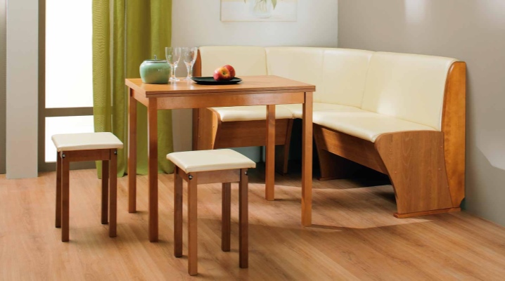  Küchenecke mit Tisch und Stühlen