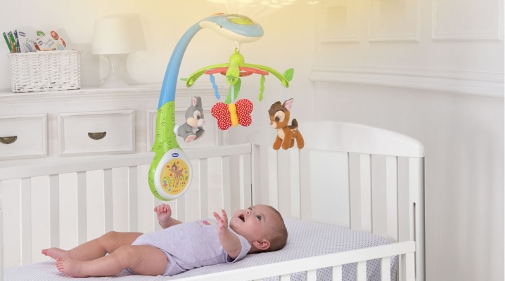  Mobile sur un lit pour les nouveau-nés