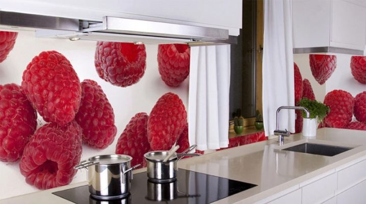  Autocollants sur le tablier dans la cuisine