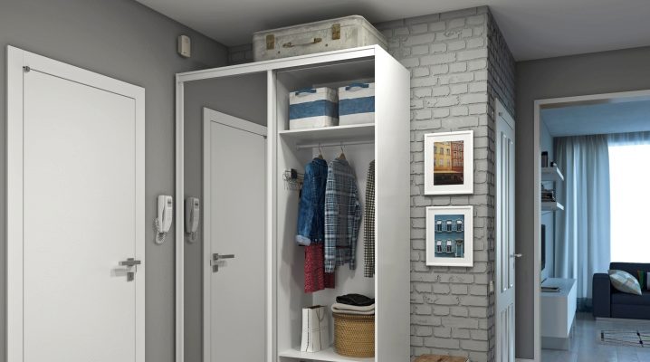  Remplir la garde-robe dans le hall