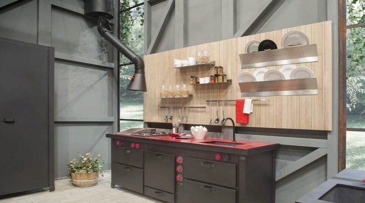  Étagères montées dans la cuisine