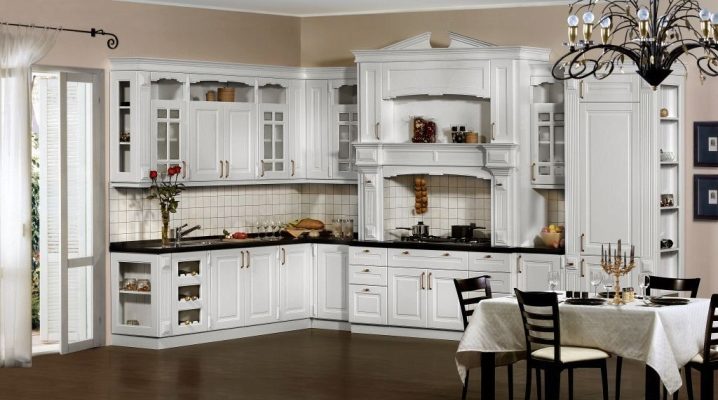  Faire un tablier dans la cuisine blanche