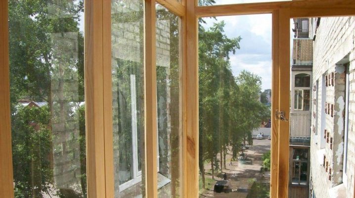  Vitrage d'un balcon avec un arbre