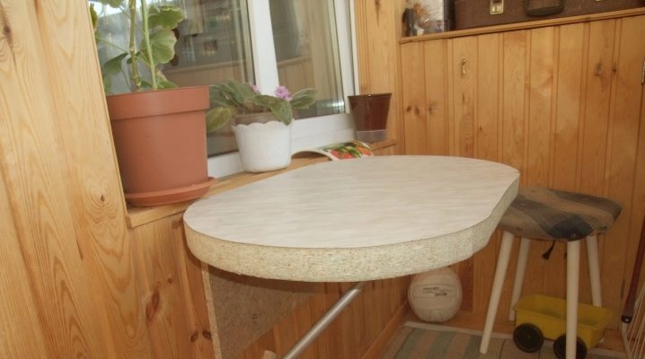  Table pliante sur le balcon