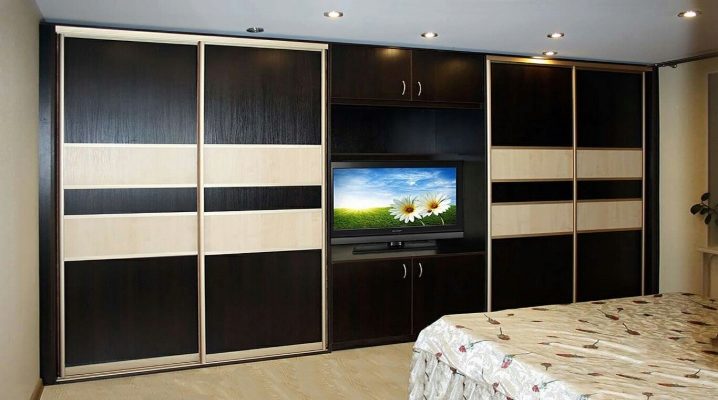  Armoire coulissante avec niche télé