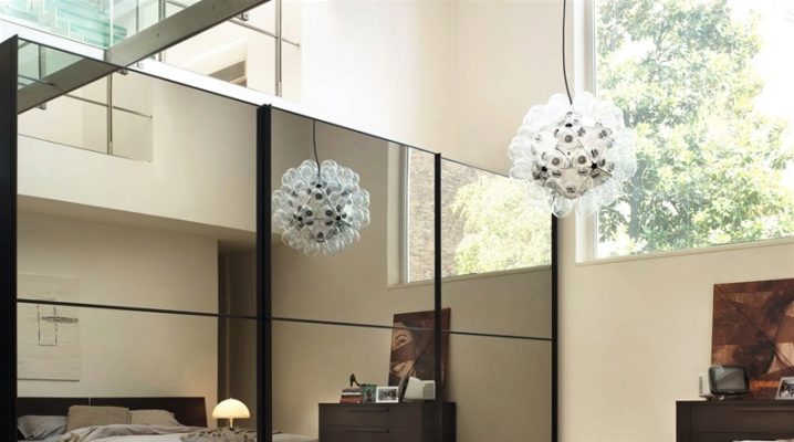  Armoire coulissante avec un miroir