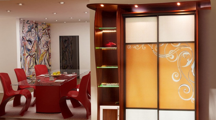  Armoire coulissante avec leurs propres mains: dessins et description