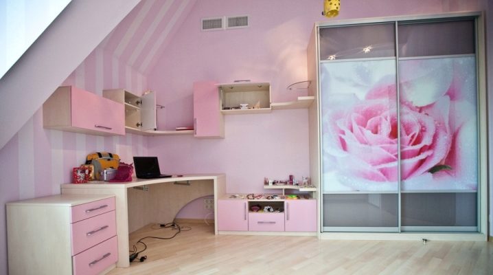  Sliding wardrobe in the nursery for girls