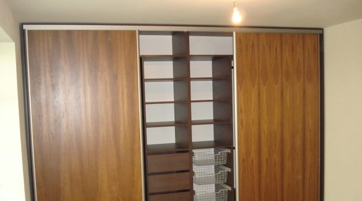  Wardrobe in the hallway with their own hands