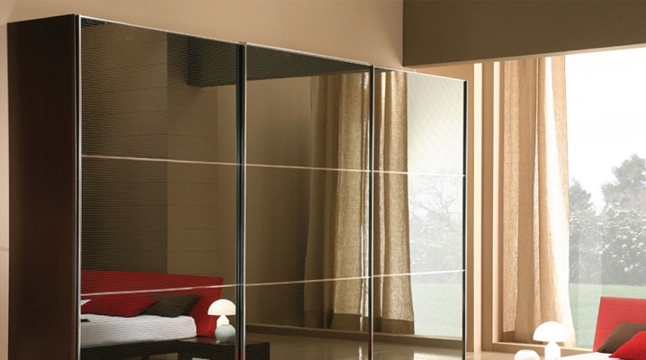  Armoire à trois plis