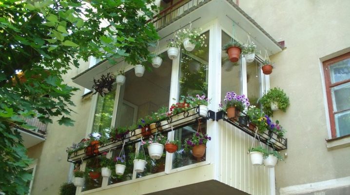   Finition extérieure du balcon