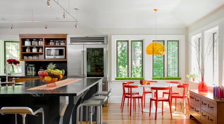  Chaises avec dos à la cuisine