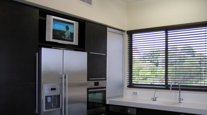  Puis-je mettre la télévision sur le frigo