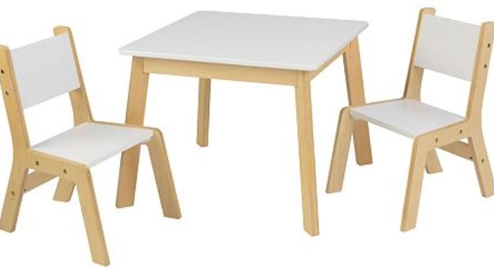  La table des enfants avec leurs propres mains