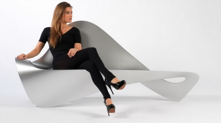  Sofas auf dem Metallrahmen