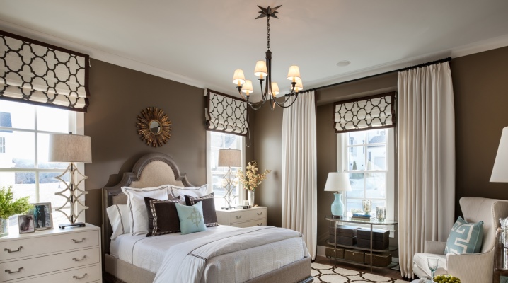  Short curtains to the window sill in the bedroom