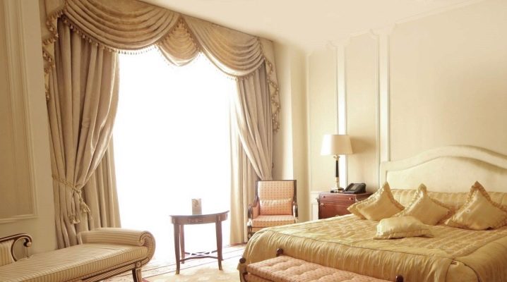  Pelmets in the bedroom