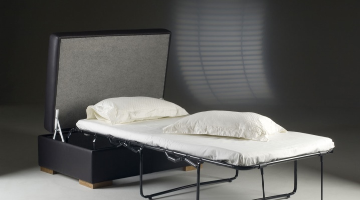  Verwandelt gepolsterten Hocker mit einem Liegeplatz