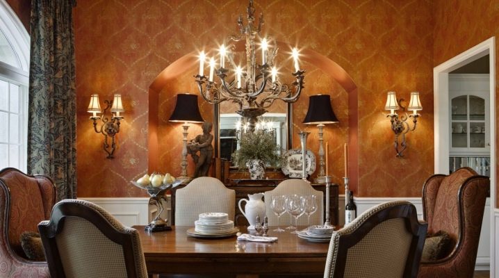  Kronleuchter und Wandlampen