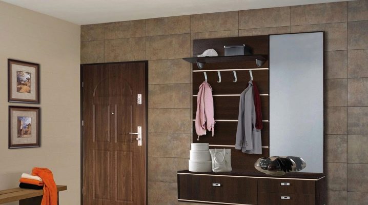 Armoires murales dans le couloir