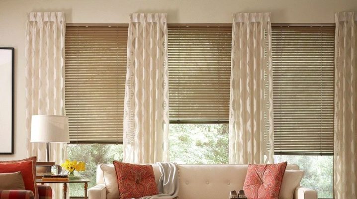  Décoration de fenêtre avec stores et tulle