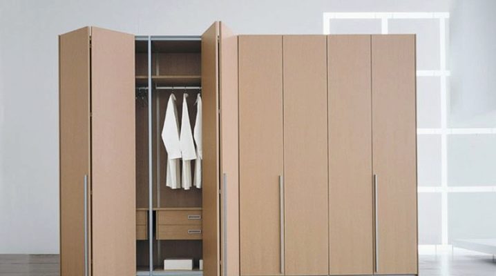  Schränke mit Akkordeontüren