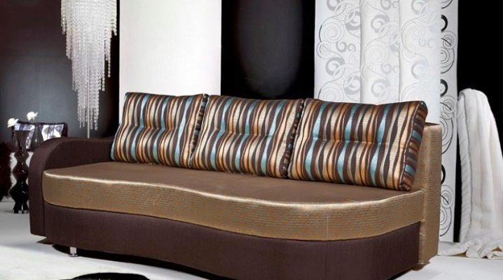  Eine Ottomane mit einem Federblock und einer Wäschekiste