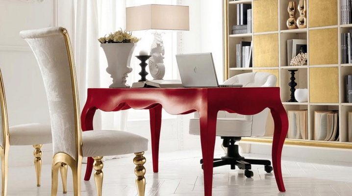  Klassischer Schreibtisch im Innenraum