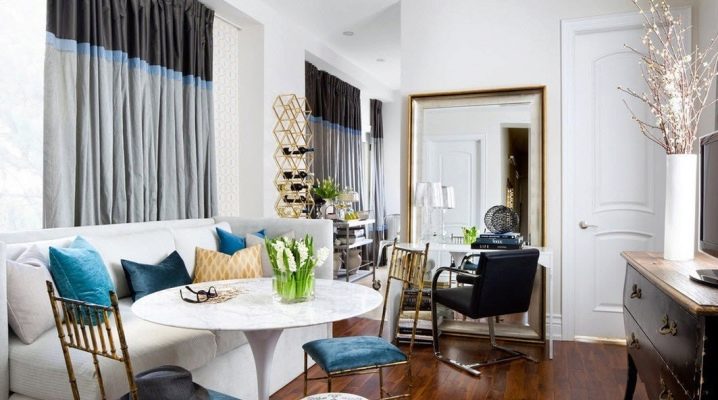  Runde Tische auf einem Bein