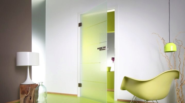  Portes à pendule dans un intérieur moderne