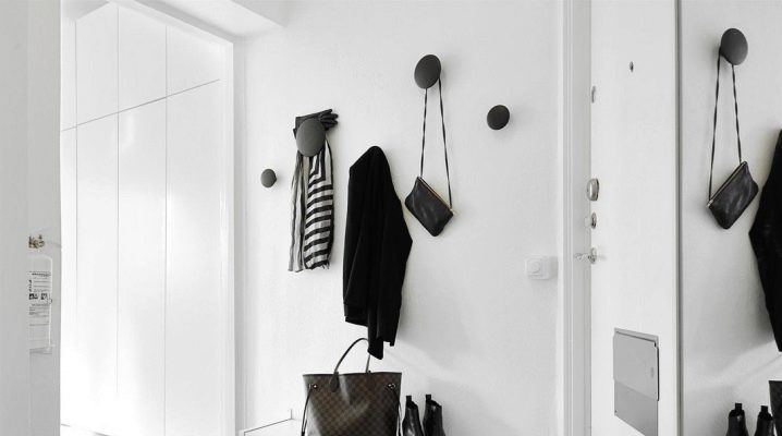  Hallways in a small corridor