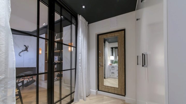  Eingangstüren mit einem Spiegel