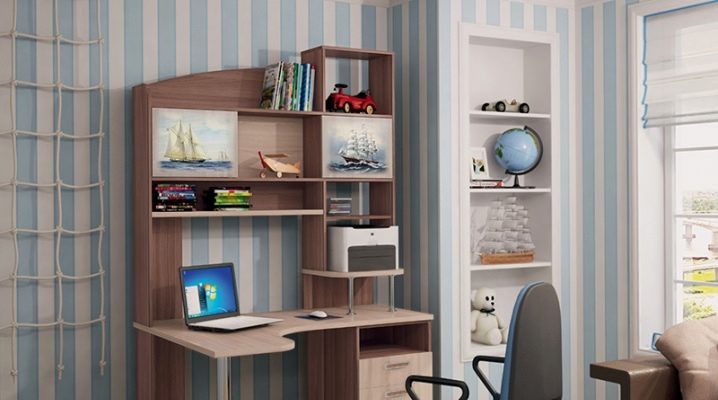  Computertische mit Regalen