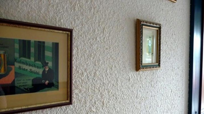  Liquid wallpaper in the hallway