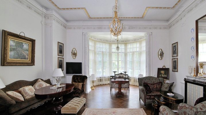  Salon avec baie vitrée: détails subtils